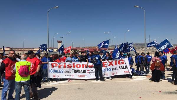 Trabajadores concentrados en Villena Trabajadores concentrados en Villena