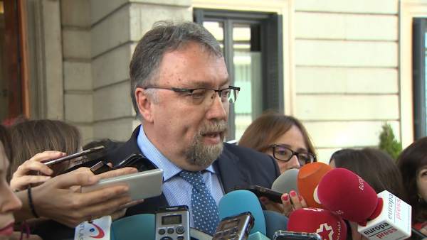 Oblanca comparece ante los medios en la puerta del Congreso Oblanca comparece ante los medios en la puerta del Congreso