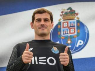 Iker Casillas, con la camiseta del Oporto.