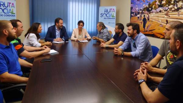 Adolfo Molina y cargos del PP con trabajadores de la factoría de ABB Adolfo Molina y cargos del PP con trabajadores de la factoría de ABB