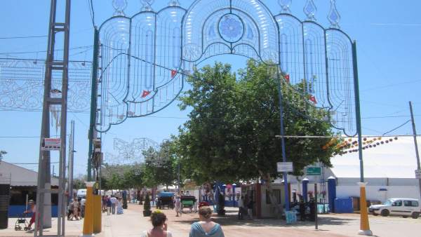 Dos mujeres pasean por Feria de Córdoba en una anterior edición Dos mujeres pasean por Feria de Córdoba en una anterior edición
