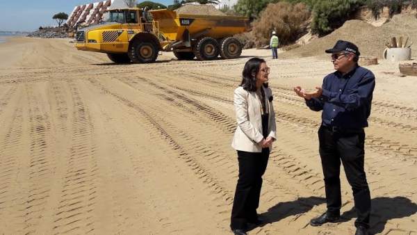 La subdelegada del Gobierno, Asunción Grávalos, en una playa de Huelva. La subdelegada del Gobierno, Asunción Grávalos, en una playa de Huelva.