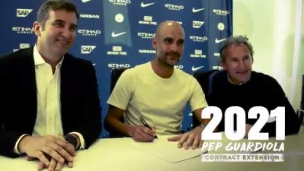 Guardiola firma su renovación con el Manchester City. Guardiola firma su renovación con el Manchester City.
