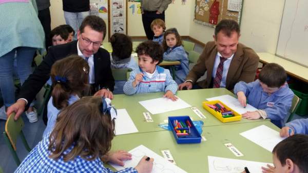 Genaro Alonso visita el colegio La Vallina Genaro Alonso visita el colegio La Vallina