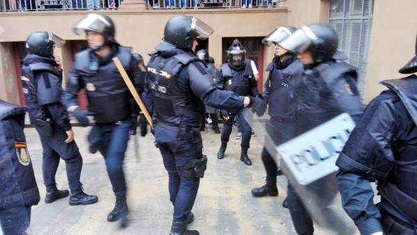 Policía Nacional y Guardia Civil requisando urnas del referéndum del 1-O. Policía Nacional y Guardia Civil requisando urnas del referéndum del 1-O.