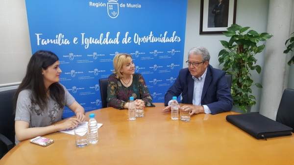 Violante Tomás con el presidente de la Asociación de Familias Numerosas Violante Tomás con el presidente de la Asociación de Familias Numerosas