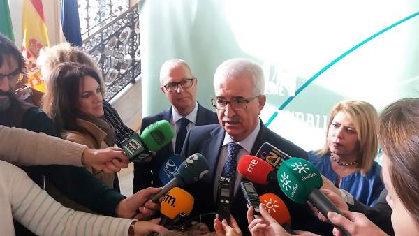 Jiménez Barrios ante los micrófonos de periodistas en Jerez Jiménez Barrios ante los micrófonos de periodistas en Jerez