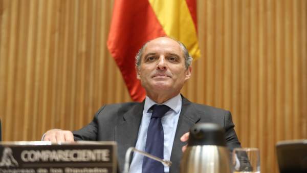 Camps diu que atendrà als mitjans "tota la vida": "No tinc una casa de 600.000€ fora de València, com Iglesias" Camps diu que atendrà als mitjans "tota la vida": "No tinc una casa de 600.000€ fora de València, com Iglesias"