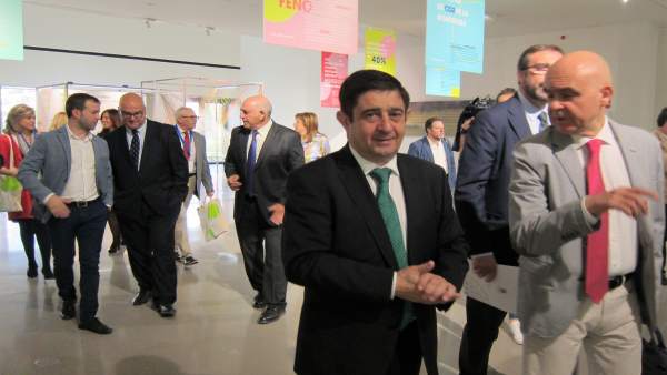 Francisco Reyes (c), antes de atender a los periodistas. Francisco Reyes (c), antes de atender a los periodistas.