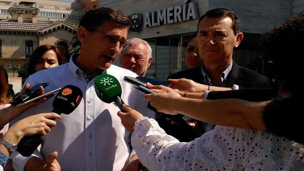 Sánchez Teruel atiende a los medios en la estación Intermodal de Almería Sánchez Teruel atiende a los medios en la estación Intermodal de Almería