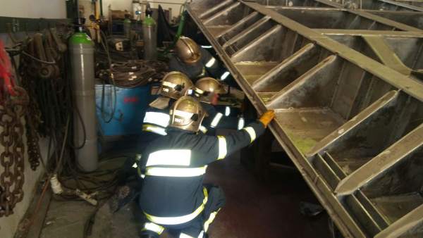 Bomberos actúan en el accidente laboral mortal en una nave de Puerto Real Bomberos actúan en el accidente laboral mortal en una nave de Puerto Real