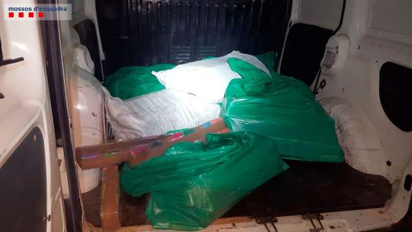 Vehículo interceptado por los Mossos d'Esquadra con 180 kilos de hachís Vehículo interceptado por los Mossos d'Esquadra con 180 kilos de hachís