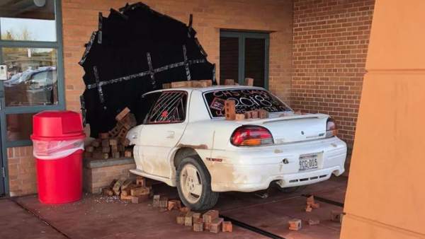¿Un coche estampado contra la pared... o no? ¿Un coche estampado contra la pared... o no?