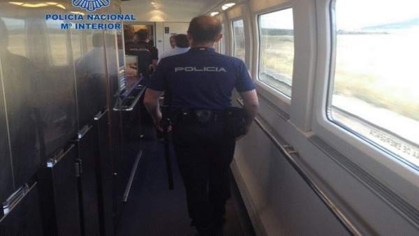 Agentes de Policía Nacional, en un tren. Agentes de Policía Nacional, en un tren.