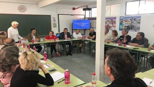 Martínez-Cachá en la reunión con los directores de los 17 centros de Adultos Martínez-Cachá en la reunión con los directores de los 17 centros de Adultos