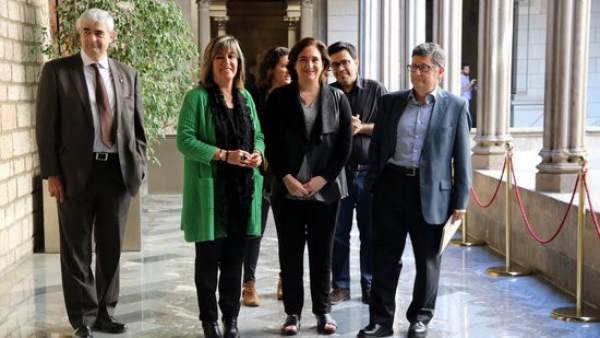 Foto de grupo de Núria Marín, Ada Colau y Lluís Tejedor. Foto de grupo de Núria Marín, Ada Colau y Lluís Tejedor.
