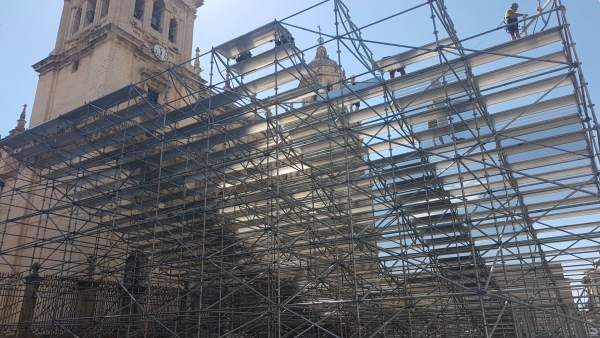Instalación de las gradas delante de la Catedral Instalación de las gradas delante de la Catedral