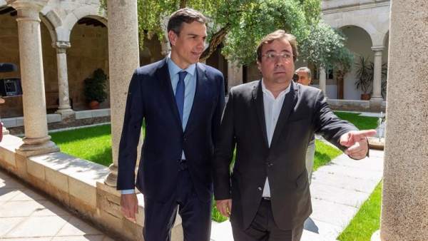 El presidente de Extremadura, Guillermo Fernández-Vara, y el secretario general del PSOE, Pedro Sánchez. El presidente de Extremadura, Guillermo Fernández-Vara, y el secretario general del PSOE, Pedro Sánchez.