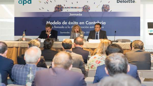 Díaz Tezanos en la inauguración de la jornada de la APD Díaz Tezanos en la inauguración de la jornada de la APD
