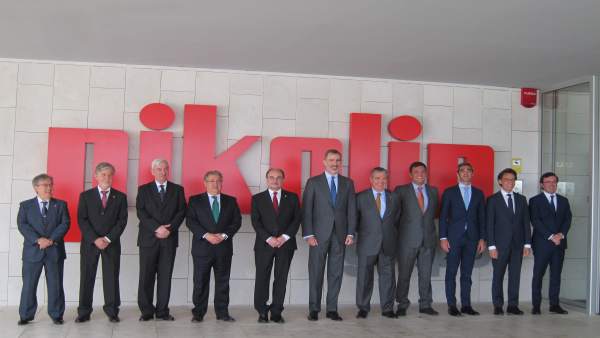 Don Felipe, junto a otras autoridades en la entrada de la factoría de Pikolin Don Felipe, junto a otras autoridades en la entrada de la factoría de Pikolin