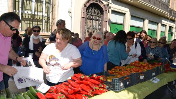 Ceres reparte hortalizas en protesta por los productos transgénicos Ceres reparte hortalizas en protesta por los productos transgénicos