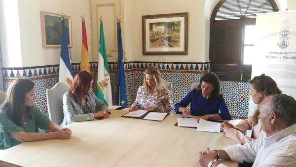La alcaldesa de Alcalá de Guadaíra, Ana Isabel Jiménez, en una reunión La alcaldesa de Alcalá de Guadaíra, Ana Isabel Jiménez, en una reunión