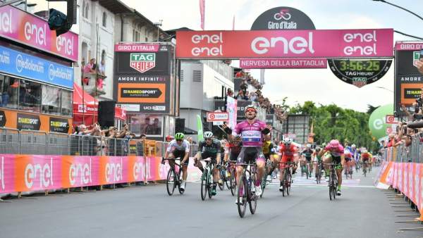 Elia Viviani celebra su triunfo Elia Viviani celebra su triunfo
