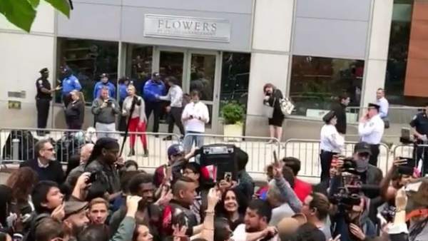Fiesta latina frente al apartamento de Aaron Schlossberg Fiesta latina frente al apartamento de Aaron Schlossberg