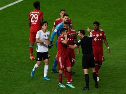 El Bayern protesta una decisión arbitral en la final de la Copa de Alemania.