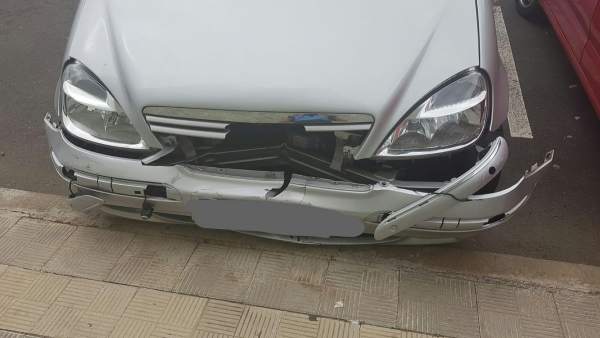 Estado del coche tras romper los cinco bolardos Estado del coche tras romper los cinco bolardos