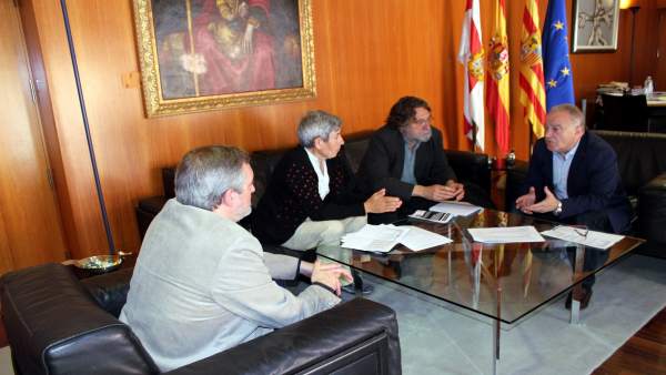 Imagen de la reunión mantenida. Imagen de la reunión mantenida.