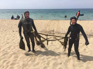 Pescadores submarinos retiran basura de la Playa de Palma.