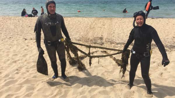 Pescadores submarinos retiran basura de la Playa de Palma Pescadores submarinos retiran basura de la Playa de Palma