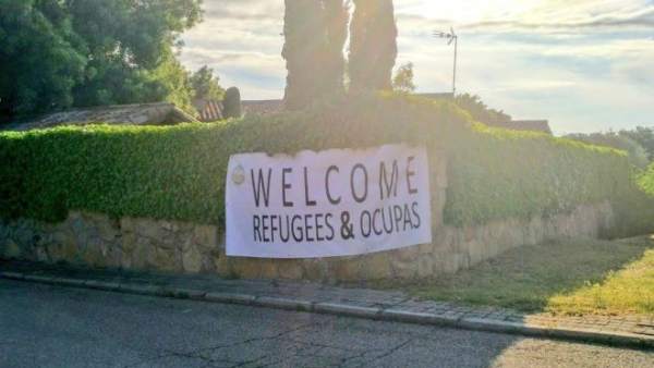 Pancarta con el lema 'Welcome Refugees & Ocupas' Pancarta con el lema 'Welcome Refugees & Ocupas'