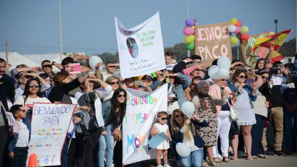 Familiares reciben a los marinos de la fragata 'Santa María' Familiares reciben a los marinos de la fragata 'Santa María'