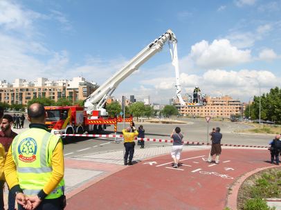 Bomberos trabajan en el lugar de la rotura