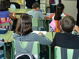 Niños en el colegio, becas, material escolar