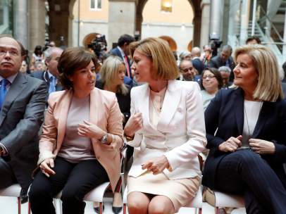 Sáenz de Santamaria y Cospedal conversan en el acto de la toma de posesión de Ángel Garrido como presidente de la Comunidad de Madrid.