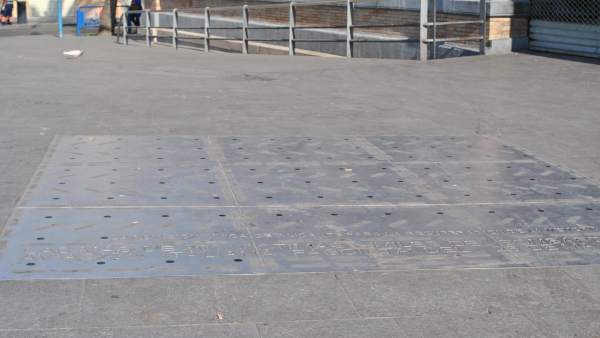 Monumento en recuerdo a las víctimas ante la puerta del Mercado Central Monumento en recuerdo a las víctimas ante la puerta del Mercado Central