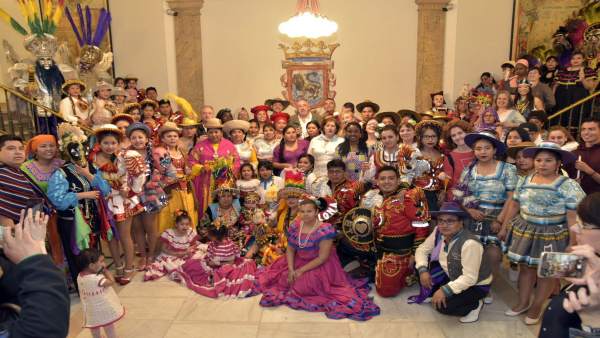 Brindis festivo en la Casa Consistorial para celebrar la diversidad cultural Brindis festivo en la Casa Consistorial para celebrar la diversidad cultural