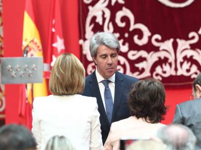 Santamaría y Cospedal durante la toma de posesión de Ángel Garrido