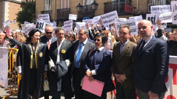Jueces y fiscales se concentran ante el Ministerio de Justicia Jueces y fiscales se concentran ante el Ministerio de Justicia