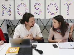 Pablo Iglesias e Irene Montero salvan la consulta del chalet, pero un 31% vota en su contra