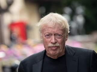 PHIL KNIGHT (NIKE)