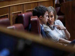Tania Sánchez habla con Íñigo Errejón en el Pleno del Congreso de los Diputados.