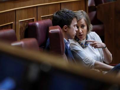 Tania Sánchez habla con Íñigo Errejón en el Pleno del Congreso de los Diputados.