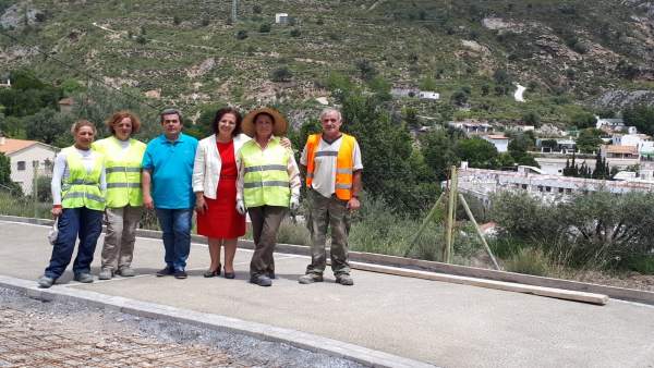 Gracia Fernández, con los obreros del PFEA en Paterna del Río Gracia Fernández, con los obreros del PFEA en Paterna del Río