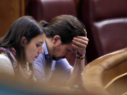 Irene Montero y Pablo Iglesias, portavoz parlamentaria y secretario general de Podemos, respectivamente, en el Congreso de los Diputados.