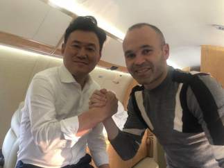 Iniesta, con el CEO de Rakuten, Hiroshi Mikitani.