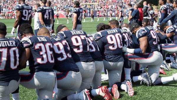 Los jugadores de la NFL se arrodillan durante el himno Los jugadores de la NFL se arrodillan durante el himno